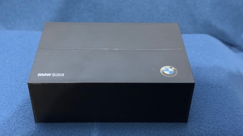 BMW 520i E12 - 1:43 - Minichamps - azul claro met. • Ref. 80 42 0390 515 - Imagen 7 de 8