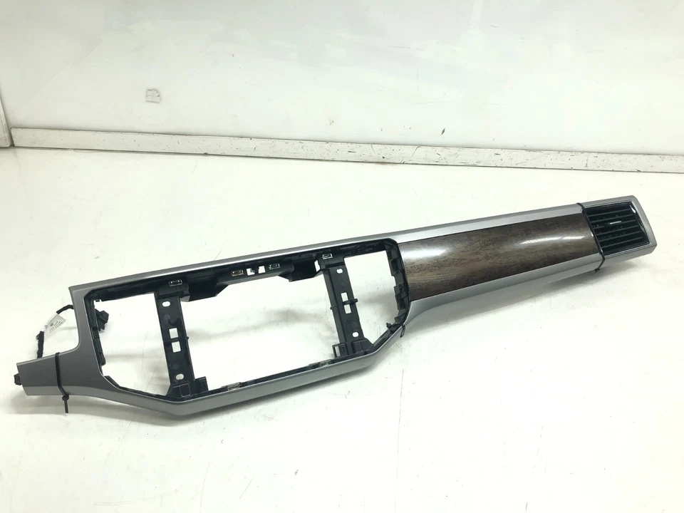 Moldura de moldura de painel dianteiro para passageiro direito Volkswagen Atlas 2018-2019 com ventilação OEM - Imagem 2 de 4