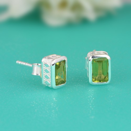 Sparkling Elegance Rectangle Cut Peridot 925 Silver Stud Earring Gift For Her - Picture 3 of 4