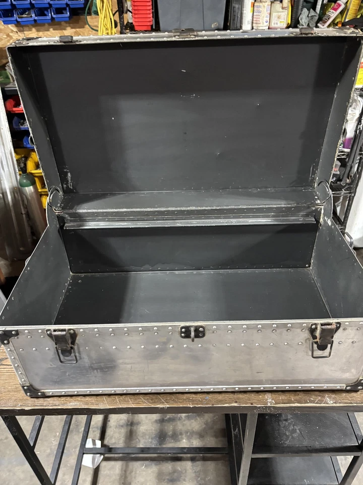 Baúl vintage militar de aluminio metal con bandeja Foto 2 de 4