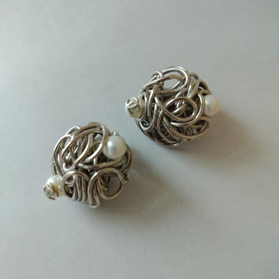 Pendientes de clip vintage Chanel CC Logo Diseñador Perla Plata Torcido Foto 4 de 4