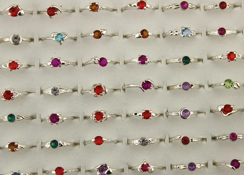 Großhandels-Mengen 70 Stck. gemischte Farben kleine niedliche Strass Silber P Damenringe