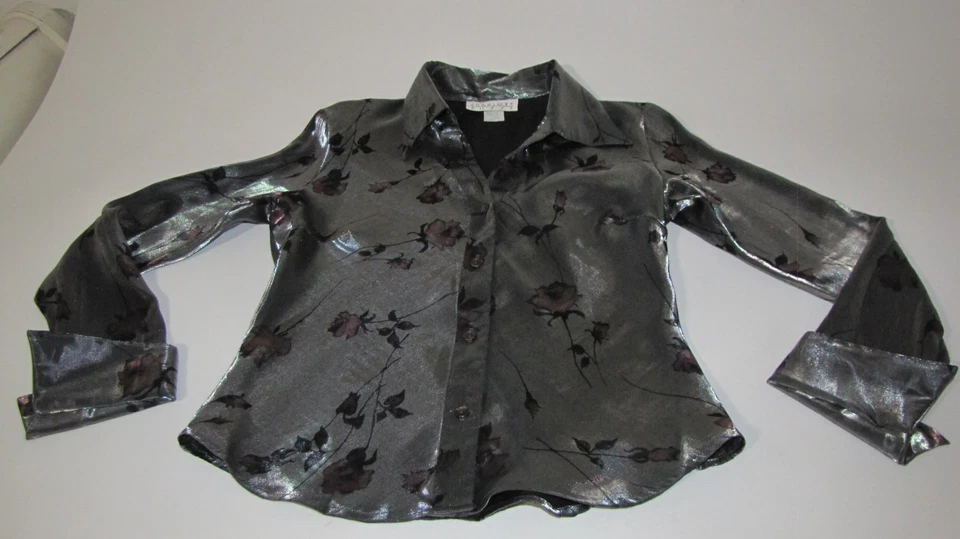 Blusa De Colección Charlotte Russe Brillo-Satén Botón Manga Larga Rosa-Floral/Plateada M Foto 3 de 4