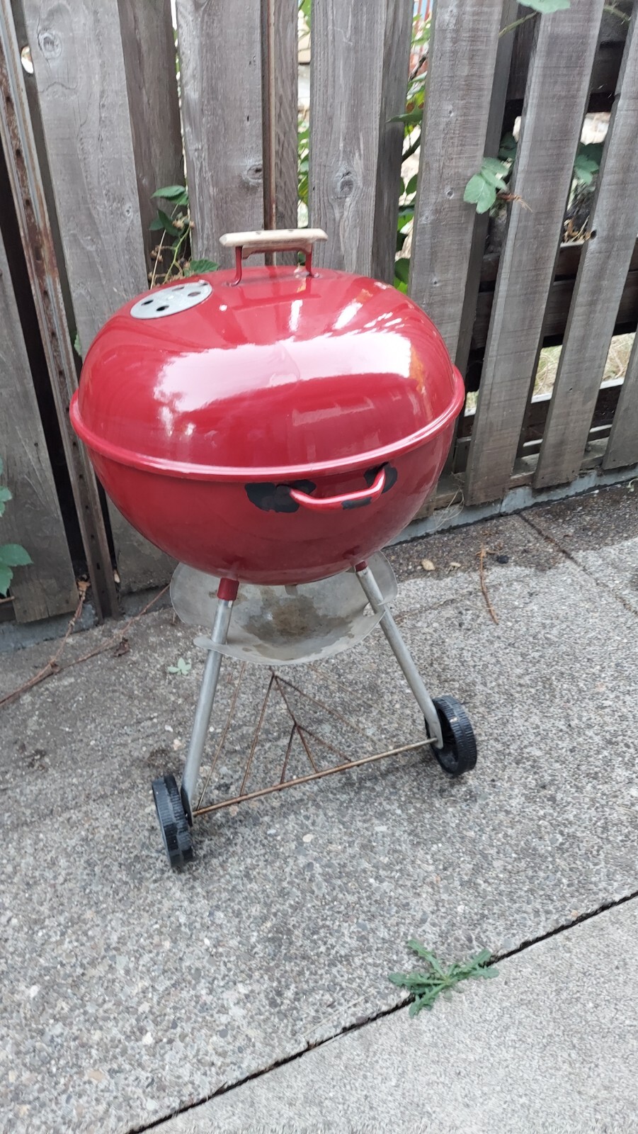 VINTAGE WEBER KETTLE GRILL 22' RED WOOD USA METAL HANDLES BarBQue eBay
