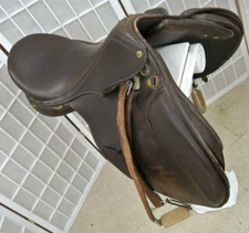 VINTAGE LEATHER ENGLISH STYLE HORSE SADDLE  (DNT LOC. BY-36)