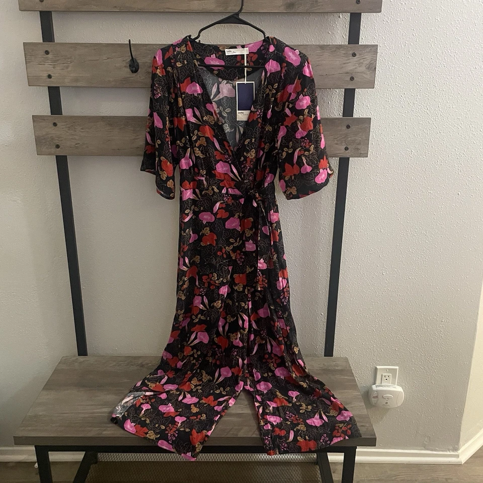 NUEVO CON ETIQUETAS ZARA Mono Floral Negro Rosa Viscosa Envoltura Cuello en V Pierna Ancha Corbata Cintura XS Foto 2 de 4