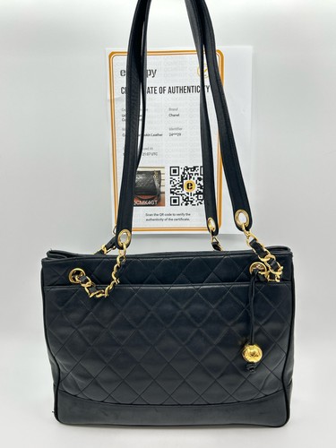 CHANEL Black WMN Vintage Quilted Lambskin Shoulder Bag Authenticated Med Purse