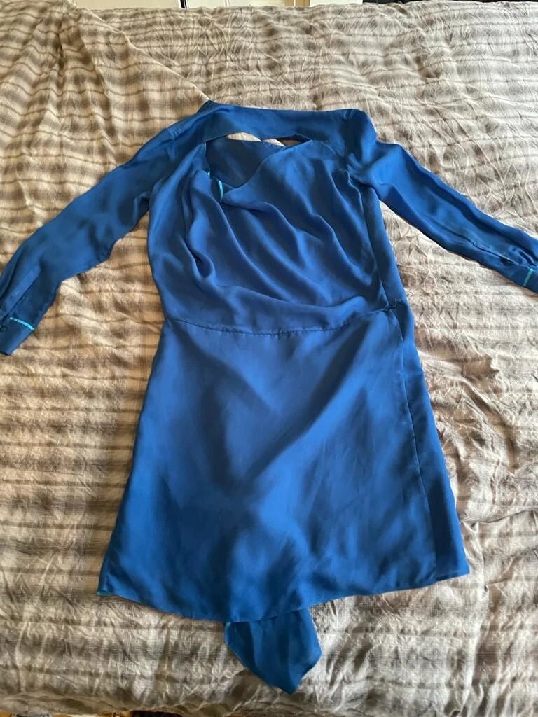 ACNE STUDIOS Elegante sexy mini abito di design Acne in blu elettrico schiena aperta.