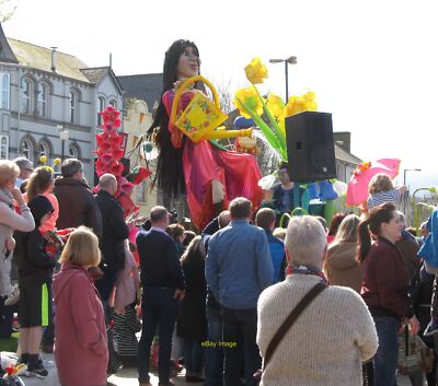 Foto 12x8 Ein vorbeiziehender Festwagen bei Bangors Ostermontag Karneval c2017