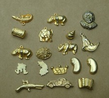  LOT de18 FÈVES DORÉES  DIVERSES/ ÉLÉPHANT COURONNE AUTO /.MÉTAL DORÉ BEANS  F3