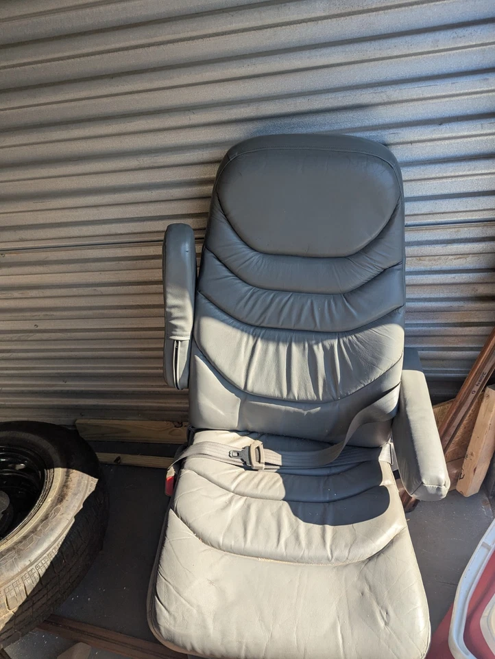 99 подходящих серых кожаных капитанских стульев Dodge Ram Van 1500 Coachmen и Sofabed - Изображение 3 из 3