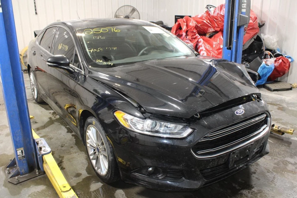 Consola Ford Fusion 2015 apoyabrazos usada con enchufe Power Point DS7Z54045B30AA Foto 2 de 4
