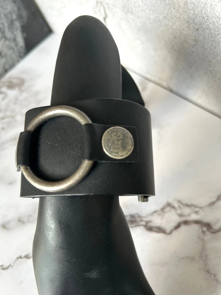 Brazalete de cuero negro Dolce & Gabbana unisex vintage con monedas de metal plateado Foto 3 de 4