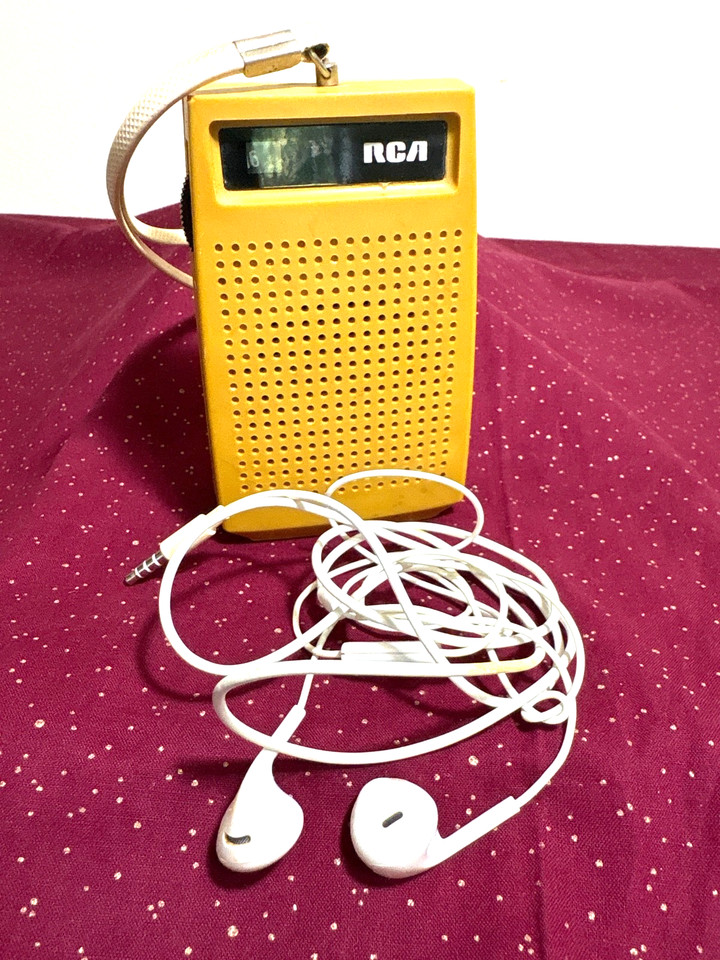 Vintage  RCA  1960s  AM Transistor Radio + Ear Buds  RZG 102N  Sun Gold  Working