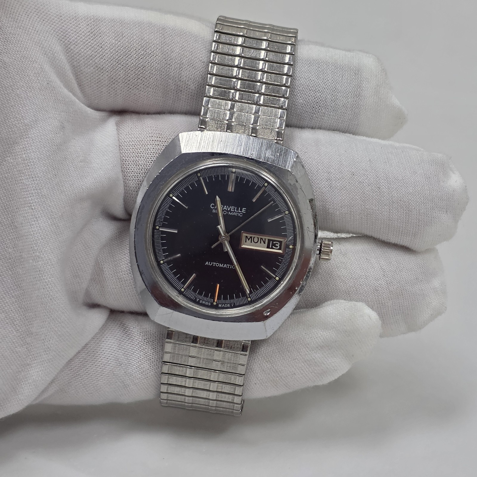 VINTAGE 1975 MENS CARAVELLE 11UOACB 17J SWISS AUTOMATIC DAY DATE WATCH BLUE DIAL