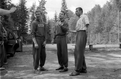 Soviet football player Sergej Salnikov smiling between team mates - Old Photo