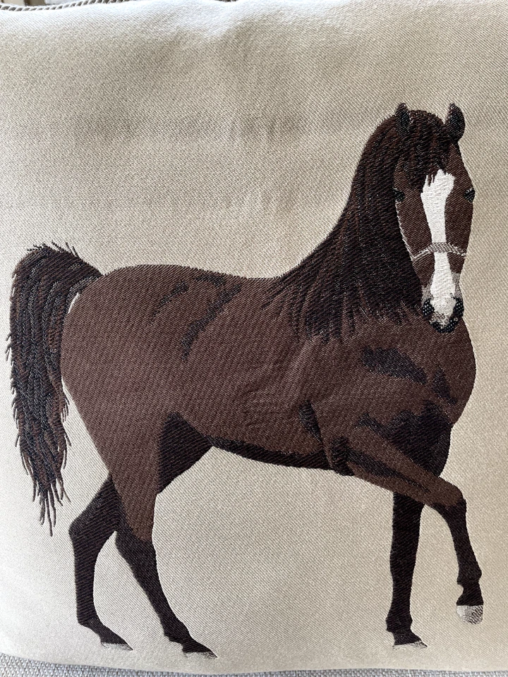 Almohada bordada con caballo Foto 2 de 4