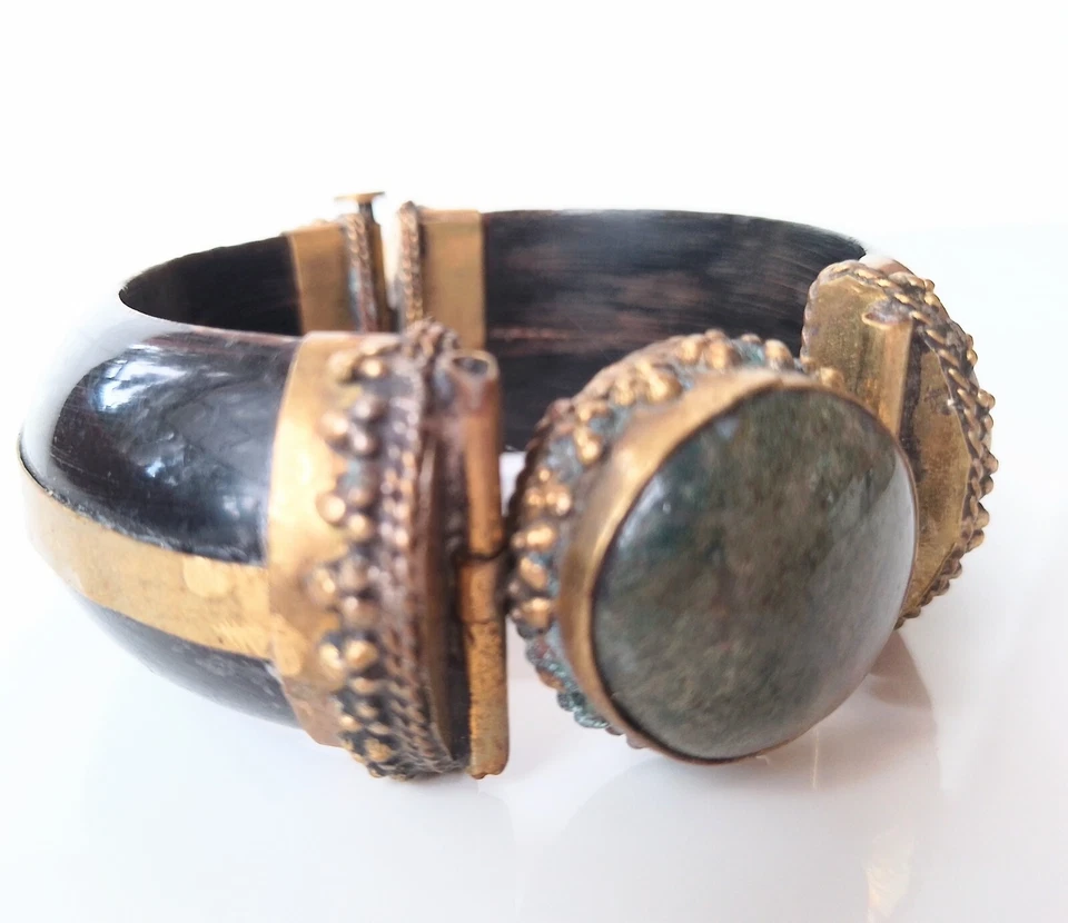 Brazalete con bisagra de latón y pasador de cuerno de báfalo natural con piedras preciosas de ágata hecho a mano India Foto 2 de 2