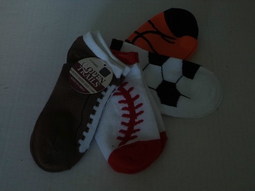 Four Pair Of Boys Different Sports Ankle Socks Shoe Size 7-3 - Picture 2 of 3