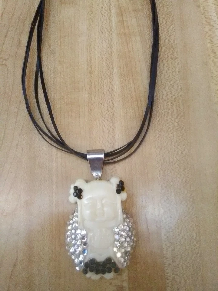 Colgante de Buda espinela negra y cristales de Swarovski con una bala de plata de ley 925 Foto 4 de 4