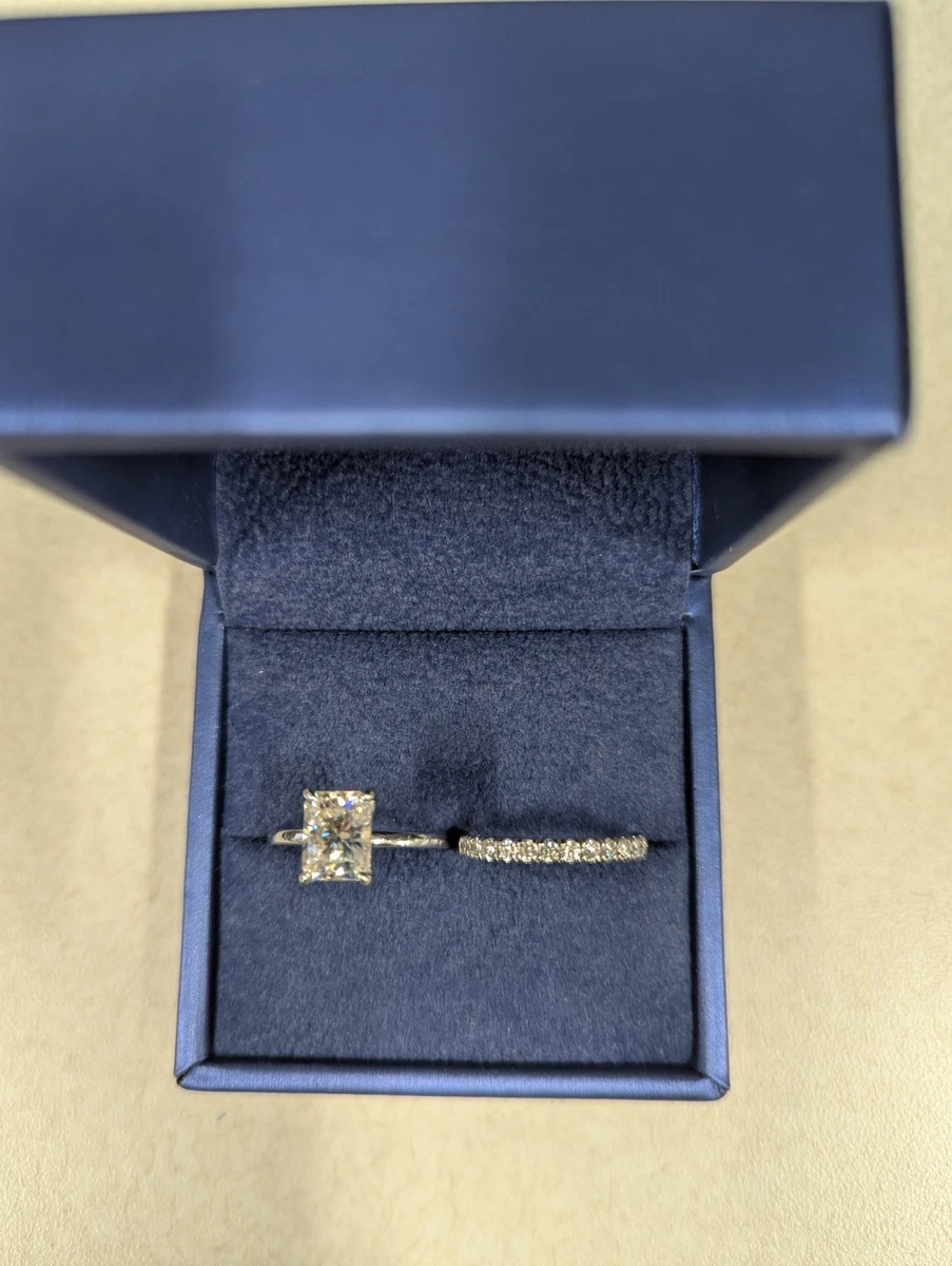 Alianza De Boda Con Diamantes De Talla Cojín Y Cinco Piedras
