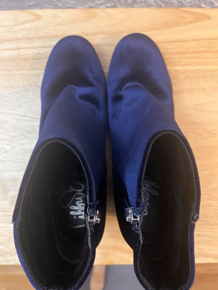 Botines al tobillo Lilien Edman azul terciopelo estrás tacón mariposa para mujer talla 8” Foto 4 de 4