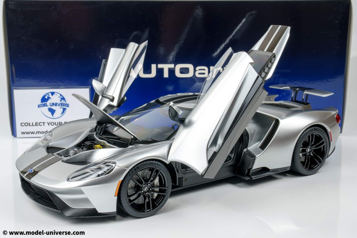 AUTOart - 1:12 Ford GT 2017 Ignot Silver/Black Stripes - Composite