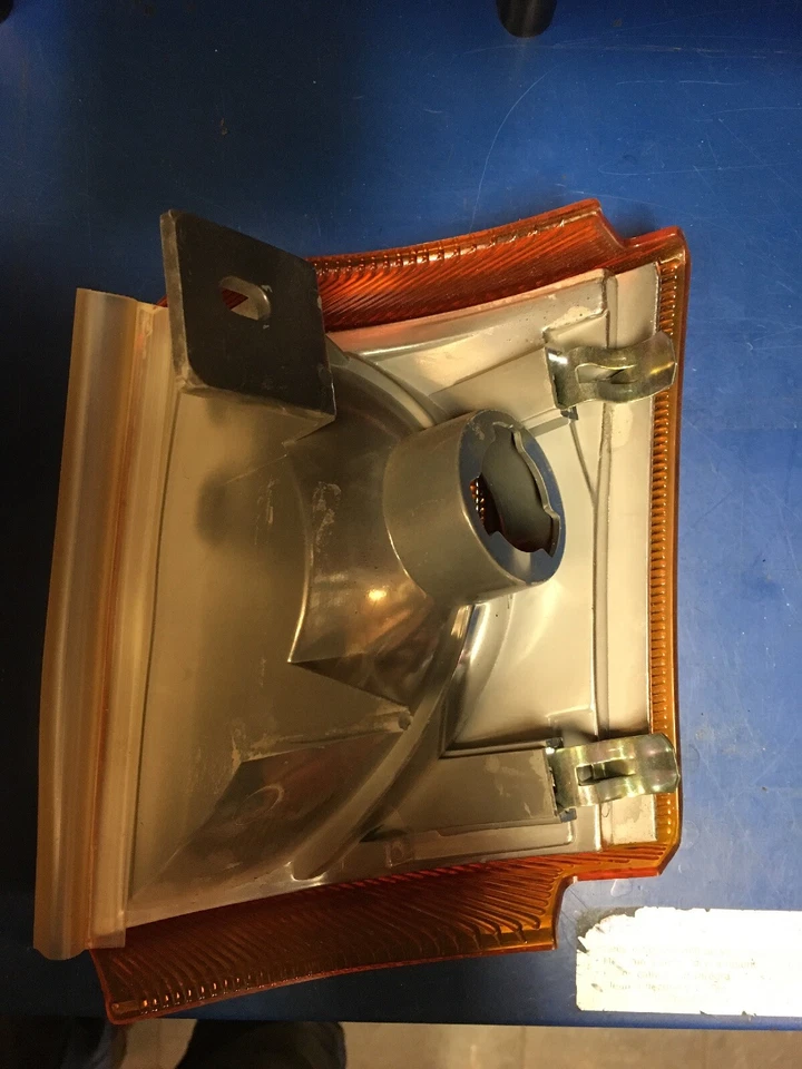 Ford Transit MKIV  86-91 Front Indicator Amber  RH NEW LPB123  OE 1063536 - Image 2 of 3