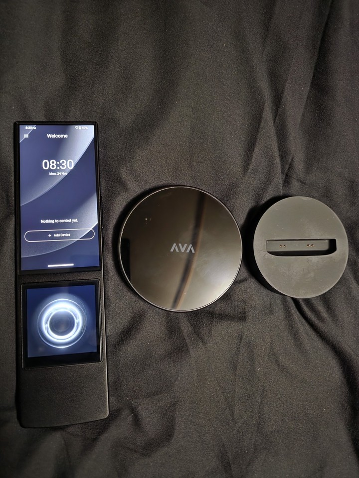 Télécommande avec écran de 4″ AVA Cinema remote disponible en noire ou grise | IRIS Connect