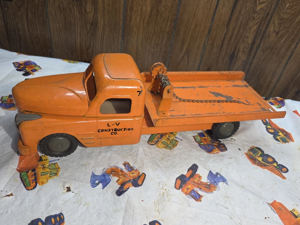 Vintage Structo Flatbed Tow Truck/Machinery Hauler With Chain - Image 3 of 4