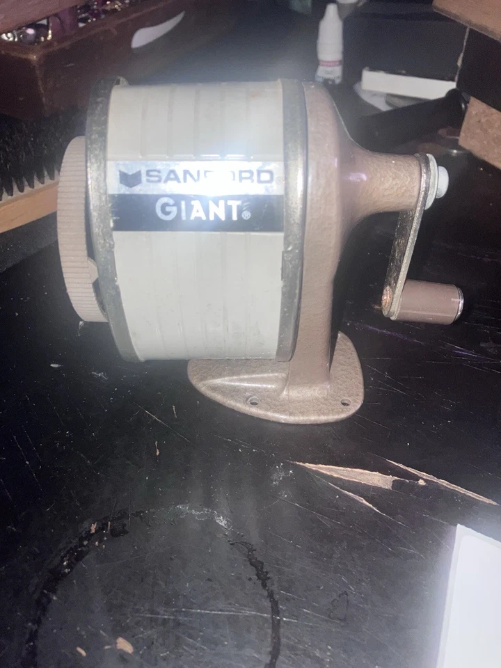 Sacapuntas gigante Sanford vintage gris seis agujeros mesa escritorio montaje en pared - usado Foto 3 de 4