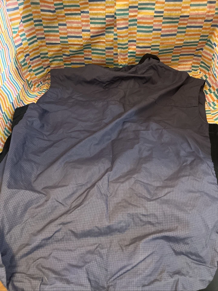 Chaleco de running Illuminite pequeño reflectante azul negro para hombre Foto 3 de 3