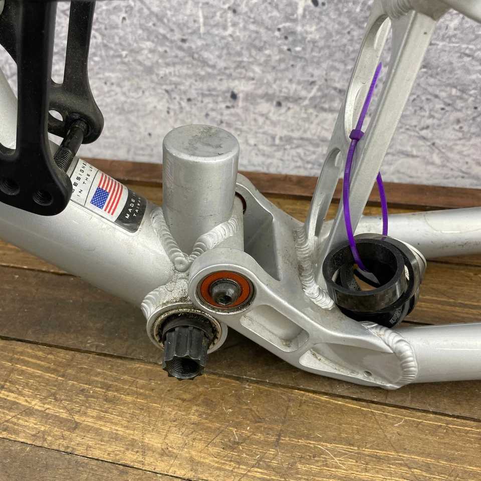 Vintage Giant VT One Mountain Bike Frame 16.5 in Suspension 26 Parts 00s MTB - Image 3 of 4