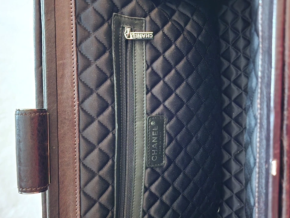 Bolso de hombro Chanel raro de cuero marrón oscuro con correas de cadena. ¡Como nuevo! Foto 4 de 4