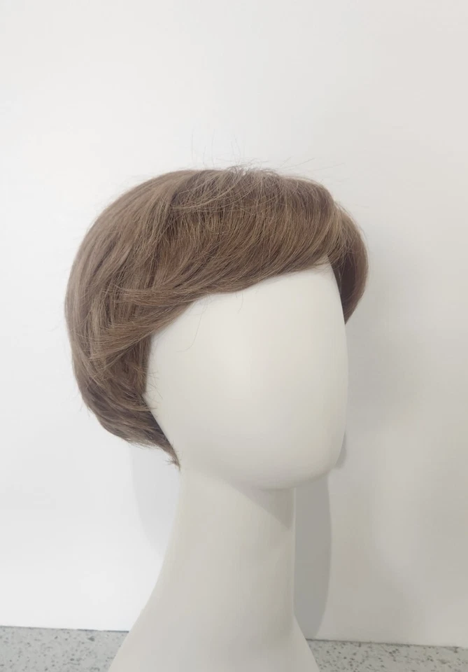 Peruca June by Louis Ferre estilo curto monofilamento top - Imagem 2 de 4