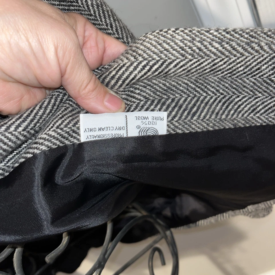 Vintage Woman’s 100% Wool Tweed Evan Picone Skirt Suit Size Petite - Image 3 of 4