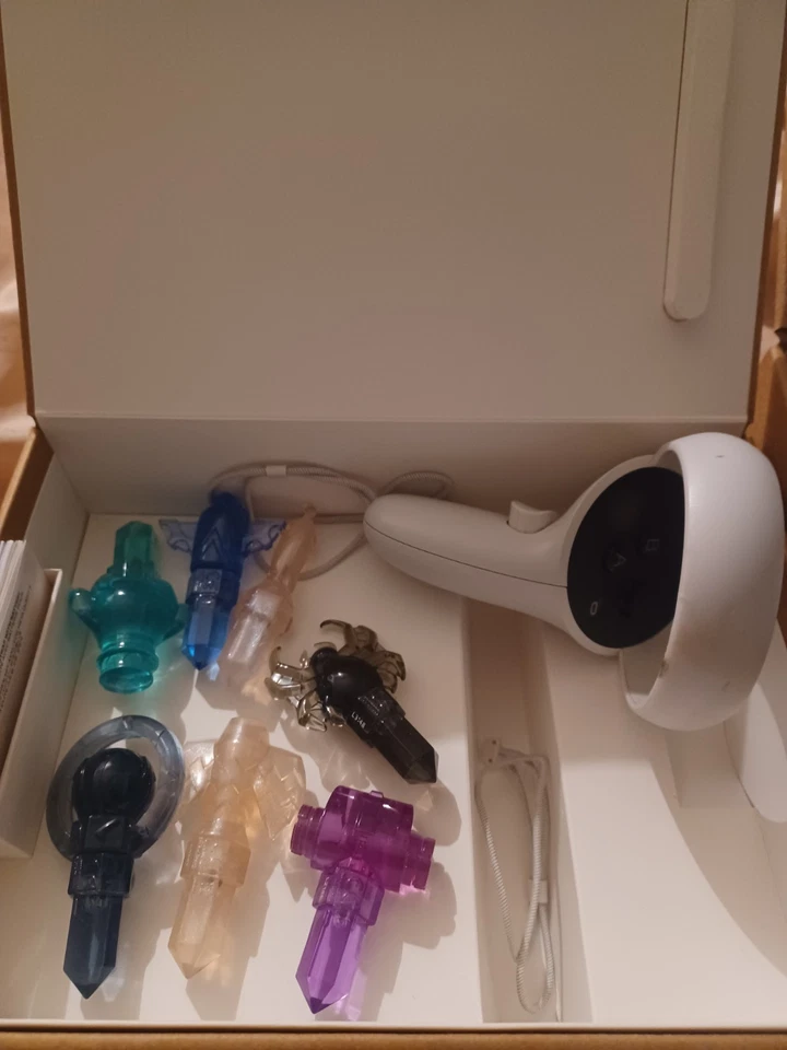 Oculus Quest 2 Virtual Reality Headset 128GB White/ Head Strap/1 Controller - Image 2 of 3