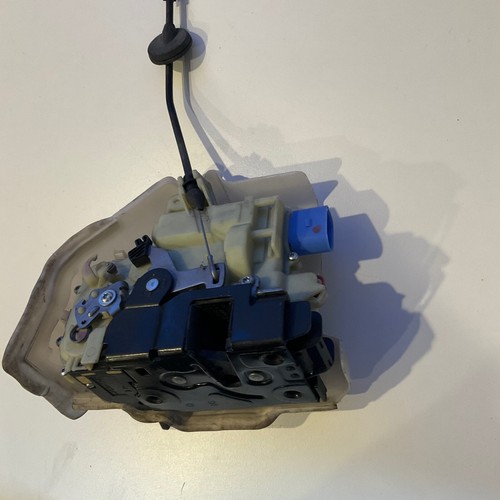 VolksWagon Jetta Left Driver Front Door Lock Actuator E7-04 OEM - Picture 4 of 5