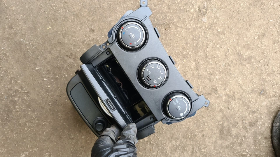 GENUINO SSANGYONG KORANDO 2012 CONTROLES DE CALEFACCIÓN INTERRUPTORES CONSOLA CENTRAL ~ Foto 2 de 3