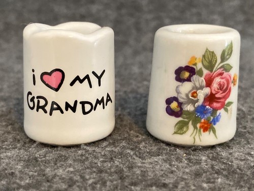 Mini candelabros de cerámica vintage con texto y diseño floral "Yo ❤️ mi abuela" - Imagen 5 de 9