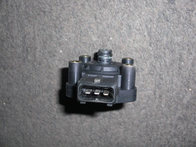 Mercedes-Benz W163 ML430 1998-2003 SENSOR DE PRESIÓN DE COMBUSTIBLE EN EL CUELLO DE LLENADO Foto 3 de 3