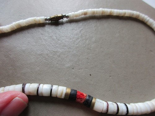 COLLANA ANTICA VINTAGE RETRÒ SURFER PERLINE DI MARE TUBO PERLINE FIBBIA BOTTE VECCHIA - Foto 3 di 7