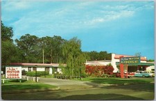 c1960s TWIN FALLS, Idaho Postcard "DE LUXE LODGE" Street View / 1950s Cars