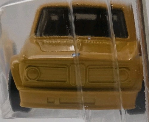 Hot Wheels BMW 2002 (Yellow) - Picture 4 of 7