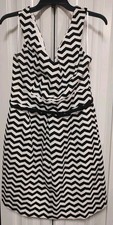 WHITE HOUSE BLACK MARKET Sz 10 SLEEVELESS V NECK ZIG ZAG TULIP DRESS