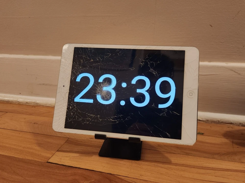 Ipad mini 1st gen black AS-IS, Fully Working, Cracked Screen FOR SERVER/DISPLAY - Image 2 of 4