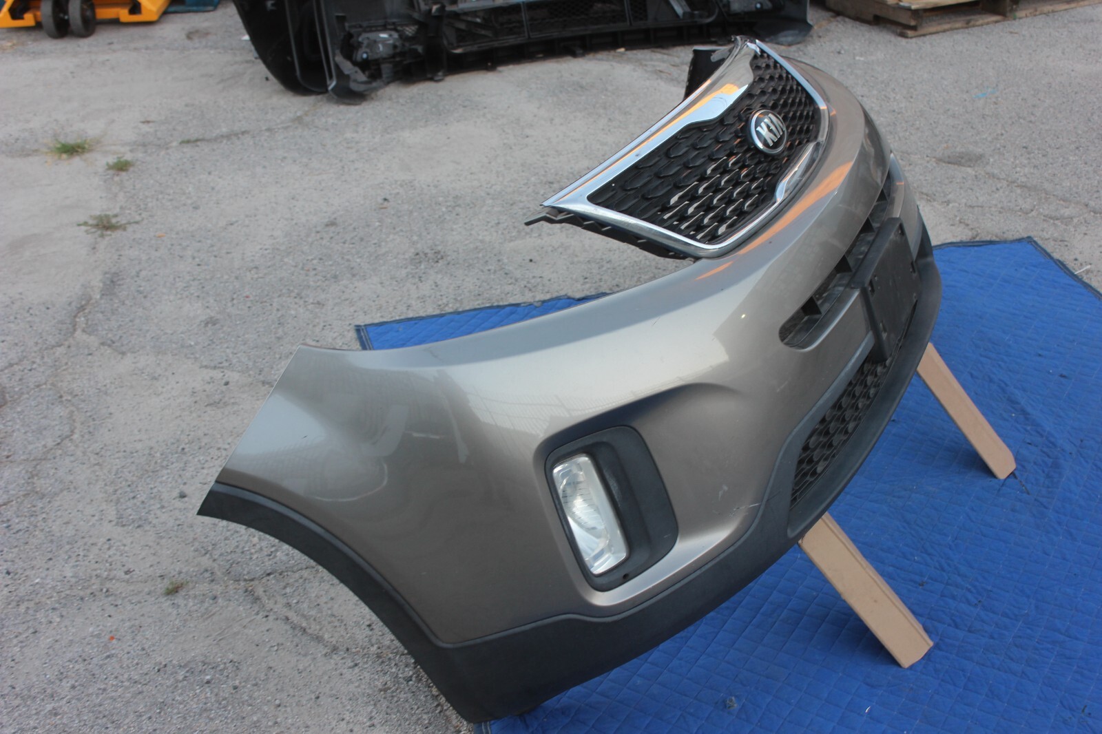 14-15 KIA SORENTO FRONT BUMPER ASSEMBLY FOG COVER GRILL FOAM GENUINE OEM BROWN