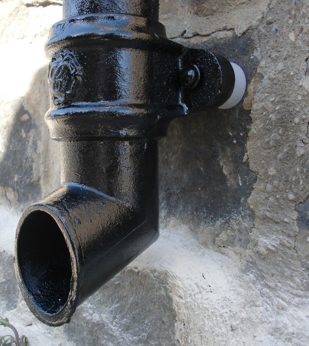 Downpipe Spacer Bobbin Cast Iron Fixing Hardwood Plastic Guttering