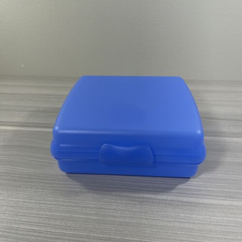 New! Tupperware Blue Sandwich Keeper - Picture 1 of 7