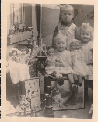 Vintage Foto Hübsche Mädchen mit viel Spielzeug Puppe Puppenwagen Doll  1930-5